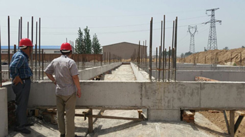 小长假期间，安平二中项目部全体人员奋战在一线，抢时间、抓进度，确保工程顺利推进。